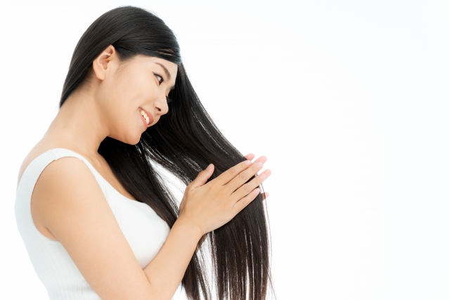 美容師が教える くせ毛の正しいヘアオイルの付け方とおすすめ市販ヘアオイル3選 Crest